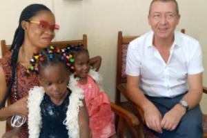 Le professeur Mure, qui les a opérées à Lyon, a ausculté les deux filles à Yaoundé, au Cameroun. (©DR)