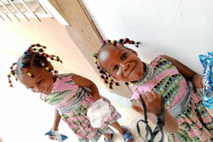 Bissie et Eyanga, sœurs siamoises opérées à Lyon en 2019, vivent au Cameroun mais restent fragiles. (©DR)